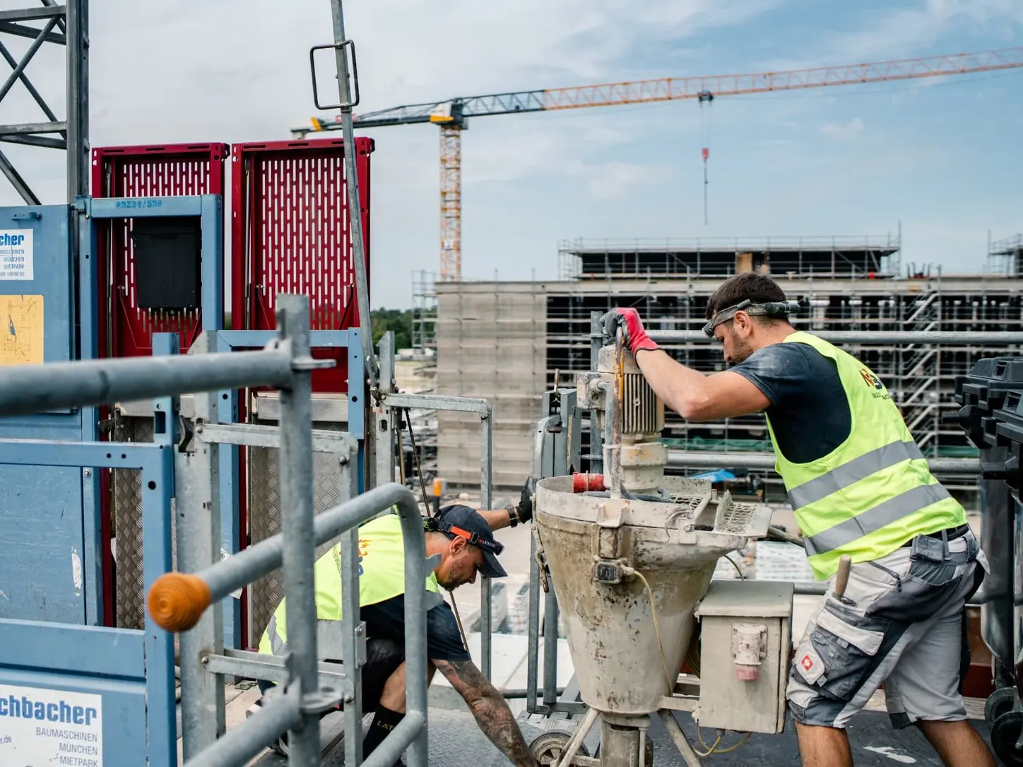 MBe-Monteure arbeiten mit einer Mischanlage auf der Baustelle