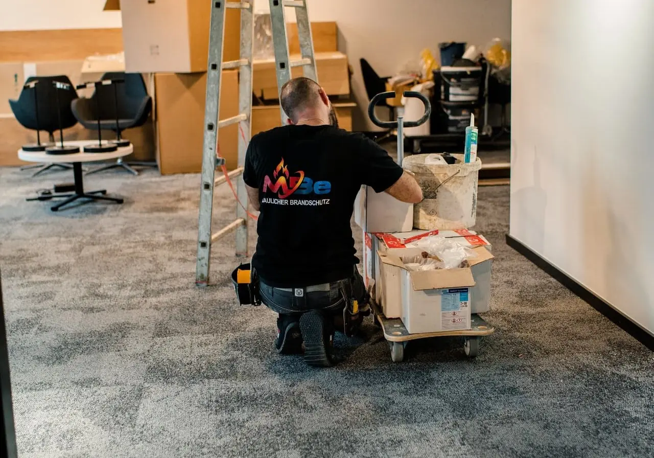 MBe-Monteur bei Brandschutzarbeiten in einem Bürogebäude