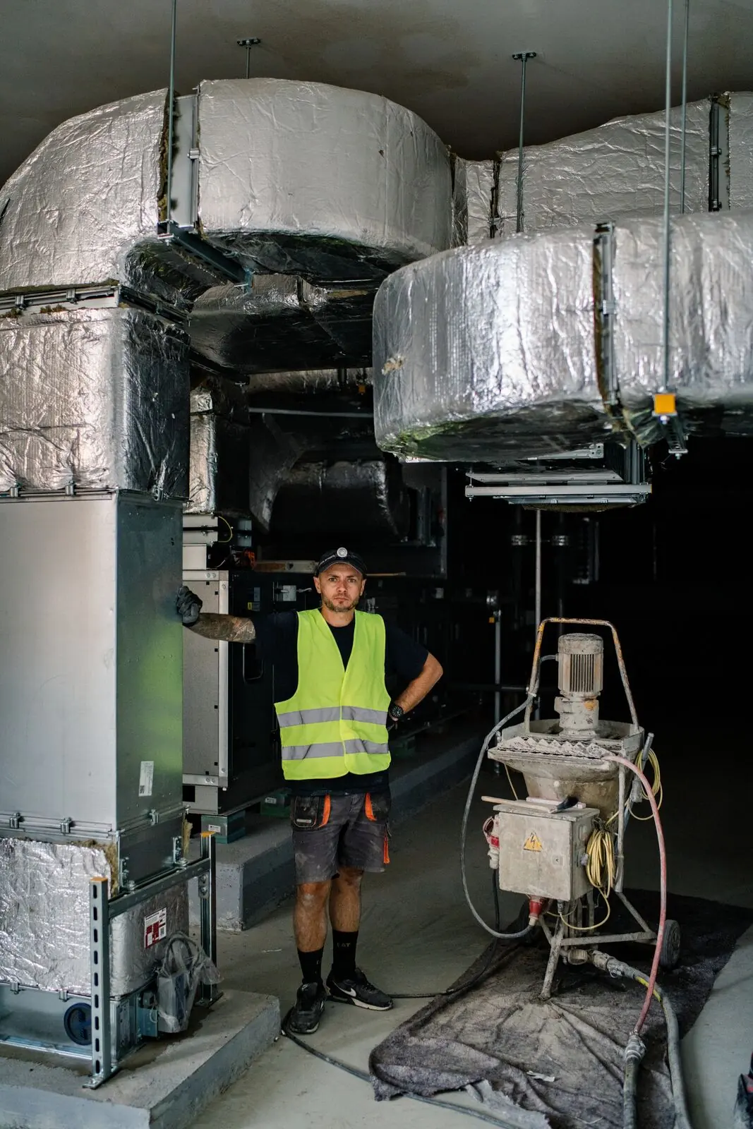 Monteur von MBe Baulicher Brandschutz in einer Lüftungszentrale.
