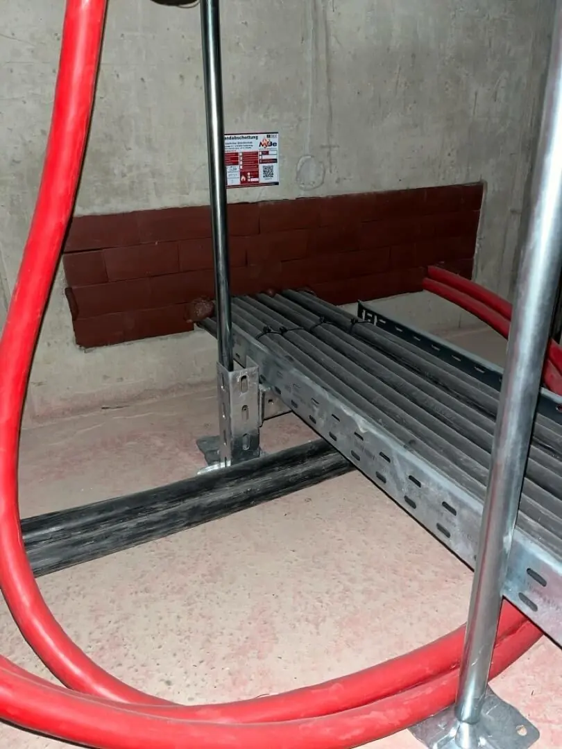 Kabelabschottung als Bodenschott mit Kennzeichnung.