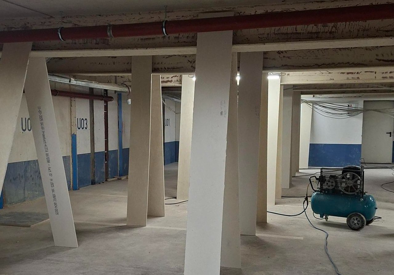 Brandschutzbekleidete Stützen in einer Tiefgarage