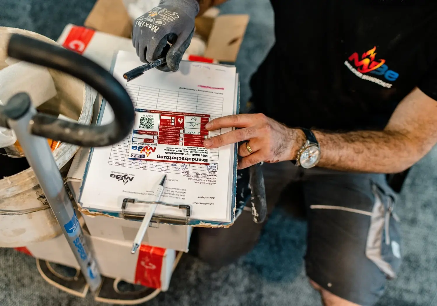 Monteur dokumentiert eine Abschottung auf dem Protokollbogen