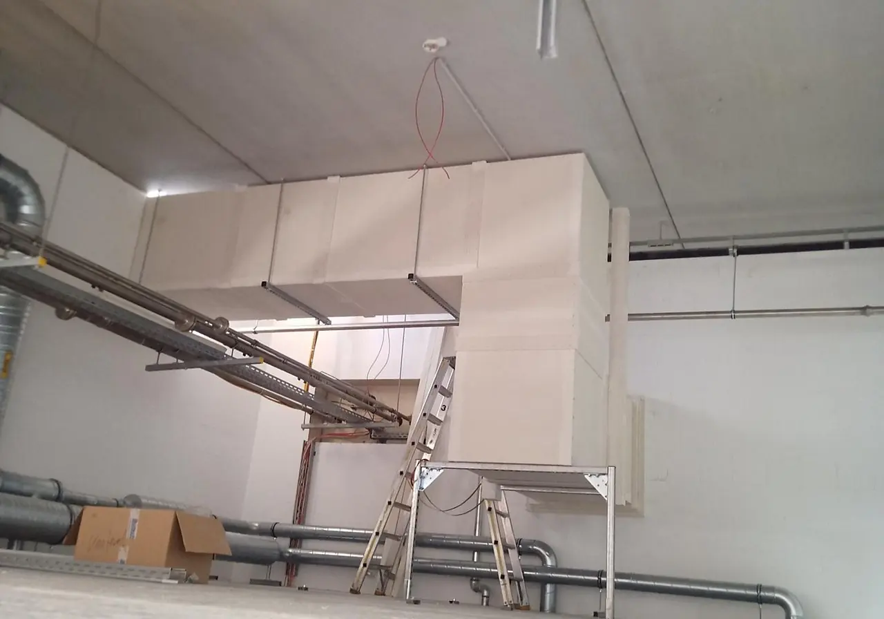 Verkleideter Brandschutzkanal in einer Technikhalle