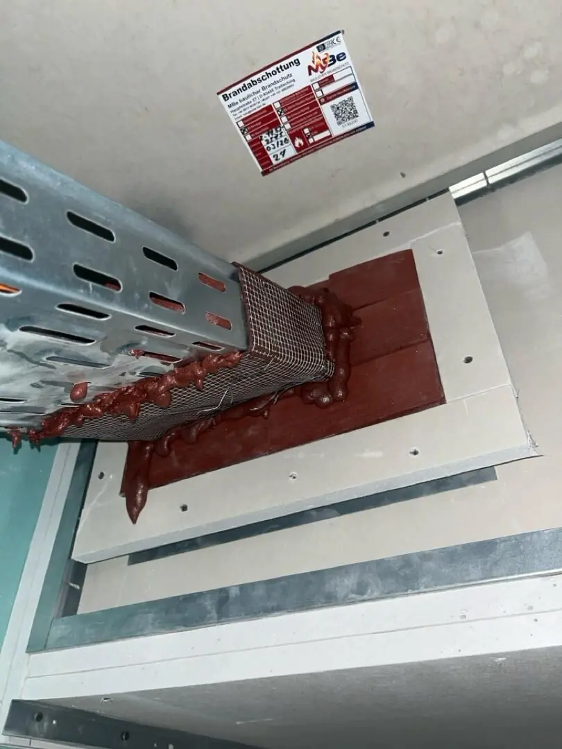 Abgeschottete Kabeltrasse in einer Wand mit Kennzeichnungsschild