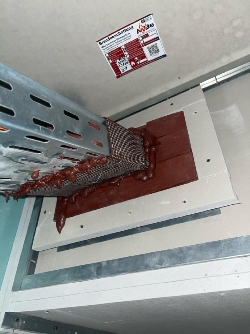 Abgeschottete Kabeltrasse in einer Wand mit Kennzeichnungsschild