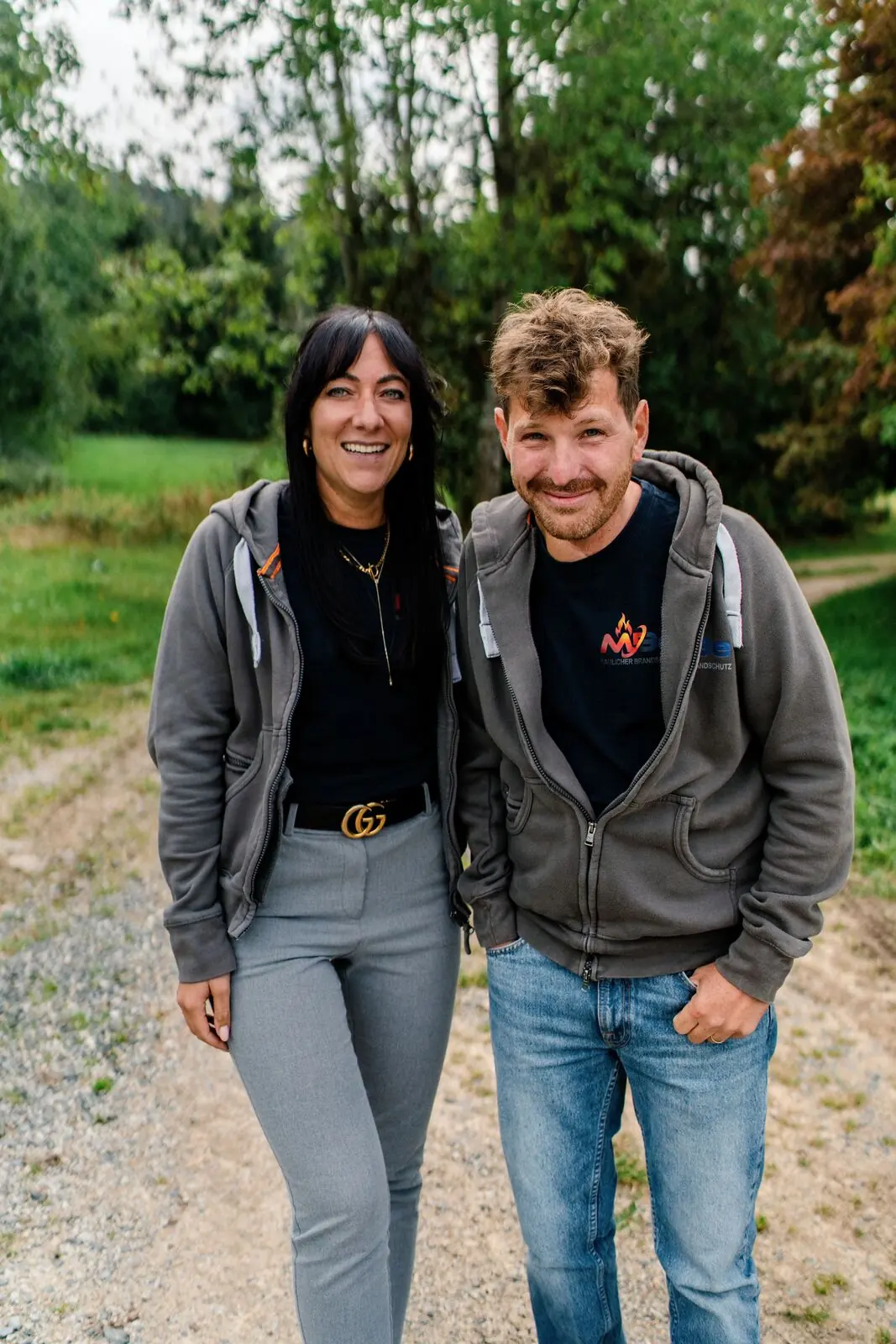 Benjamin Meindl, Gründer von MBe Baulicher Brandschutz, lachend mit seiner Frau Isabell