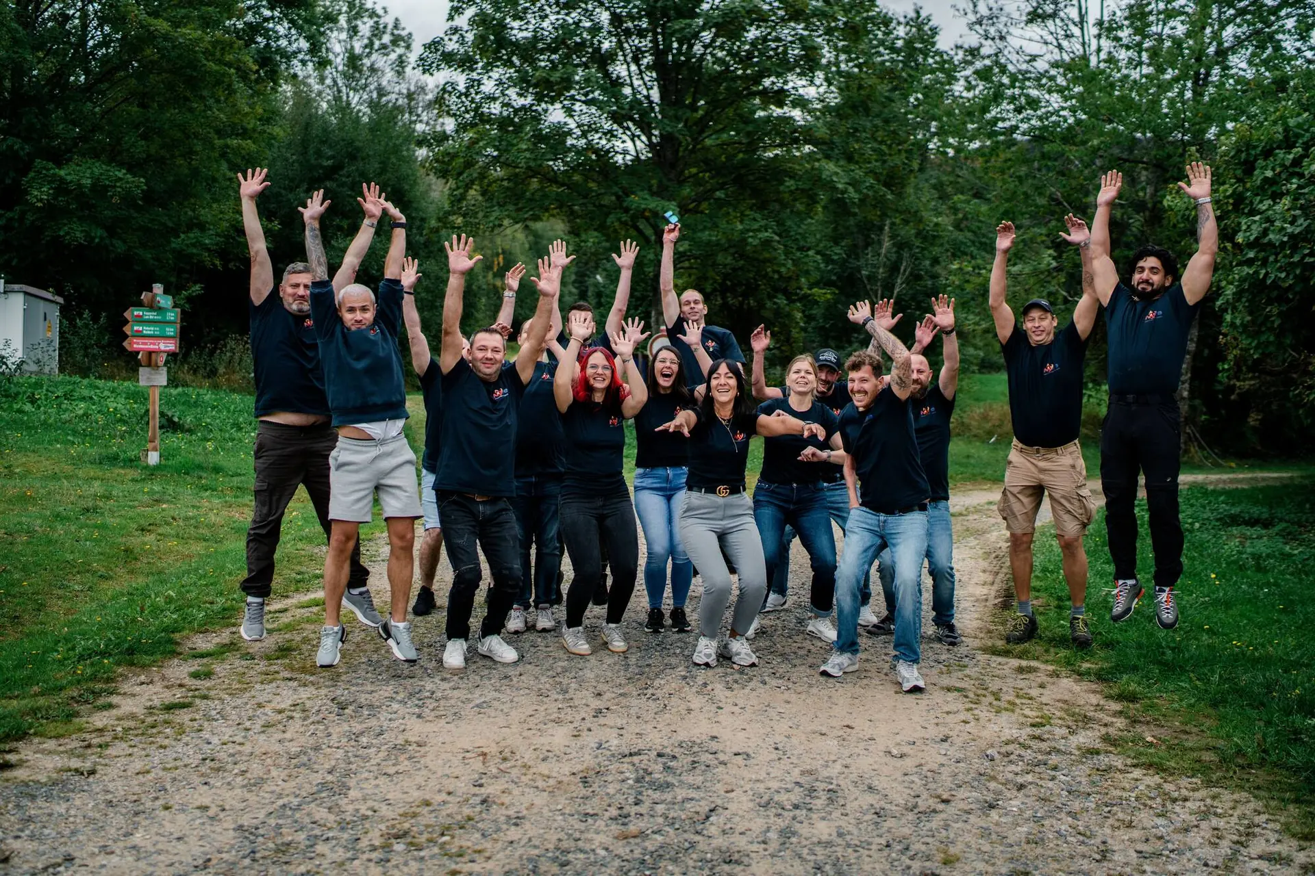 Das MBe-Team springt beim Teamtag gemeinsam in die Luft