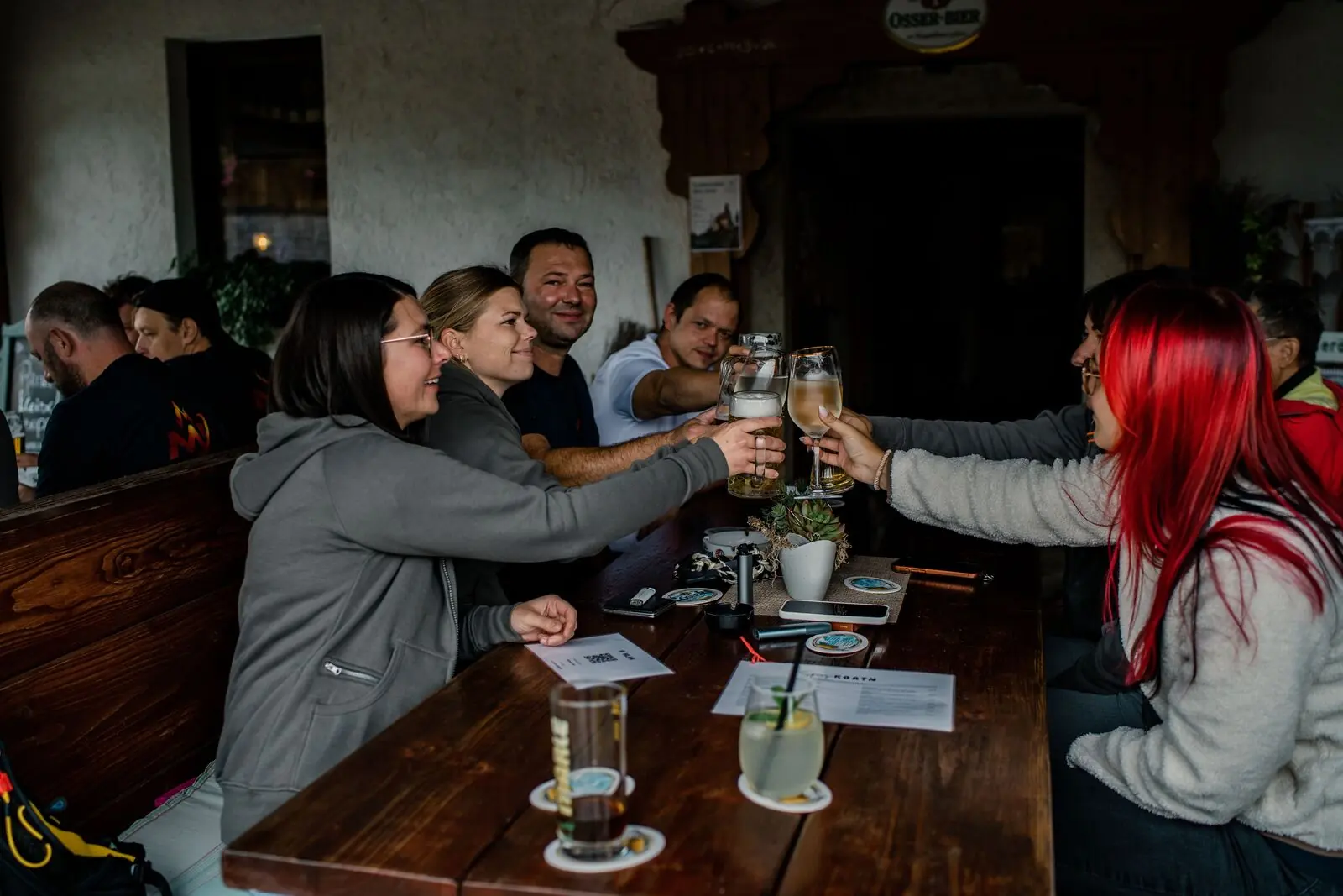 Das MBe-Team stößt beim Teamtag im Wirtshaus gemeinsam an